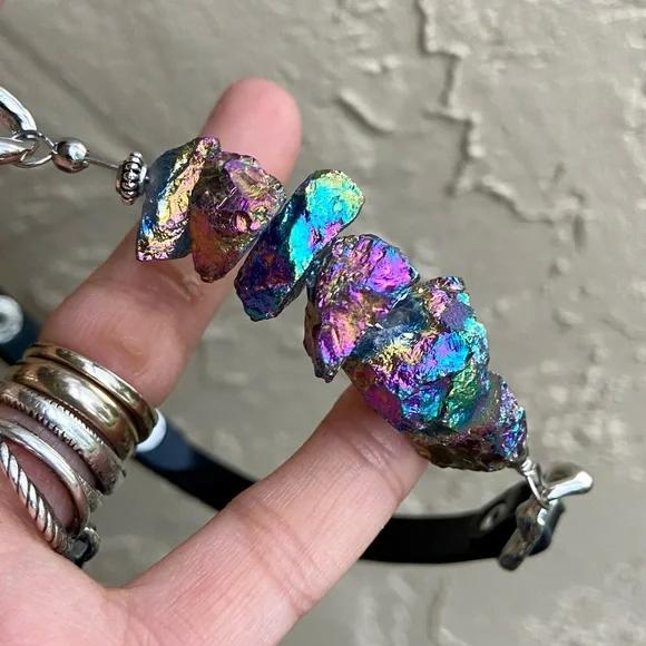 Druzy quartz choker . Rainbow iridescent druzy crystal quartz leather choker - Picture 2 of 12